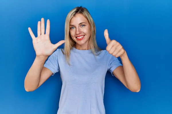 Schöne Blonde Frau Trägt Lässiges Shirt Vor Blauem Hintergrund Und — Stockfoto