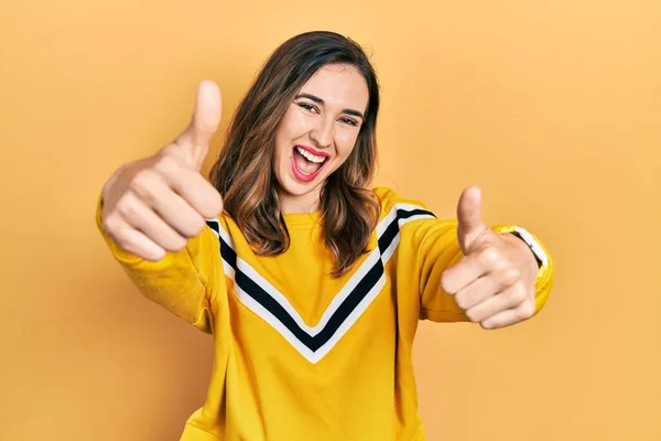 Menina Hispânica Jovem Vestindo Roupas Casuais Aprovando Fazer Gesto Positivo — Fotografia de Stock