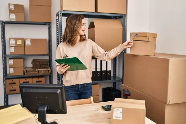 Jovem Mulher Ecommerce Empresário Escrevendo Área Transferência Escritório — Fotografia de Stock