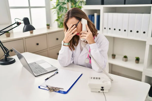 Young Woman Wearing Doctor Uniform Stressed Talking Telephone Clinic — Stock Photo, Image