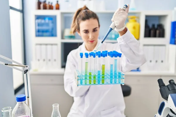 Mujer Joven Vistiendo Uniforme Científico Usando Pipeta Trabajo Laboratorio — Foto de Stock