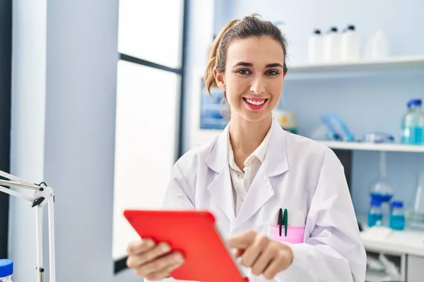 Young Woman Wearing Scientist Uniform Using Touchpad Laboratory — Stok fotoğraf
