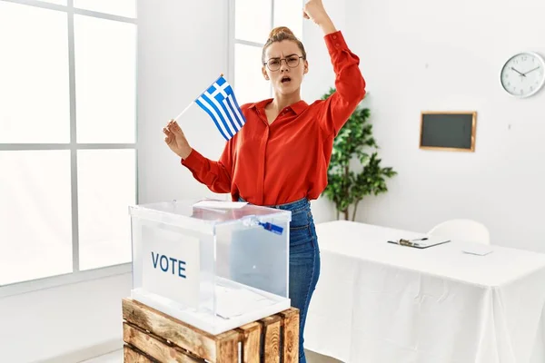 Mladá Brunetka Žena Dává Obálku Volební Urny Drží Řeckou Vlajku — Stock fotografie