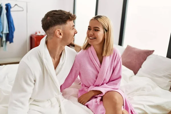 Beyaz Mutlu Gülümseyen Sarılan Genç Bir Çift Evdeki Yatakta Oturuyor — Stok fotoğraf
