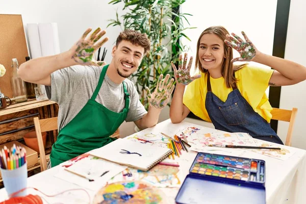 Mladý Hispánský Umělec Pár Usměvavý Šťastný Ukazující Malované Dlaně Ruce — Stock fotografie