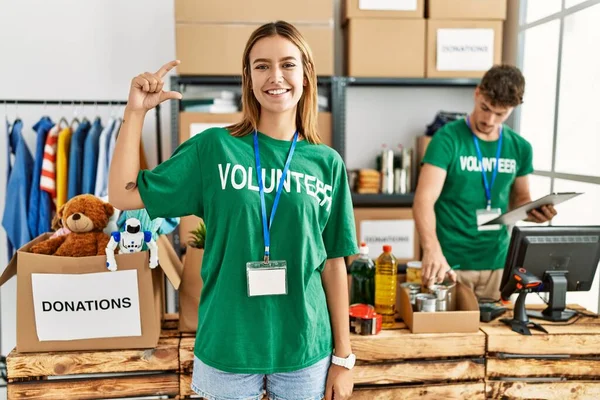 Menina Loira Jovem Vestindo Camiseta Voluntária Carrinho Doação Sorrindo Gestos — Fotografia de Stock