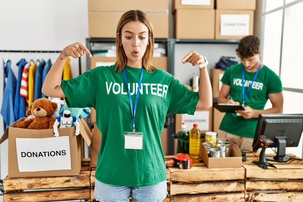 Jovem Loira Vestindo Camiseta Voluntária Carrinho Doação Apontando Para Baixo — Fotografia de Stock