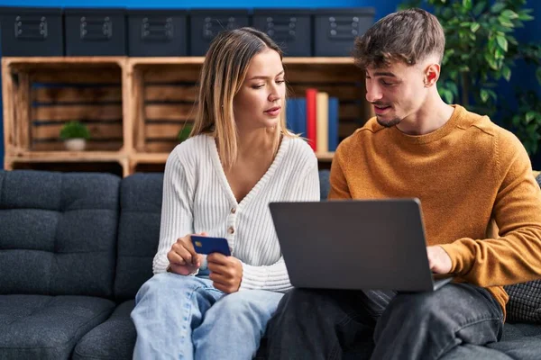 Giovane Coppia Uomini Donne Che Utilizza Laptop Carta Credito Seduto — Foto Stock