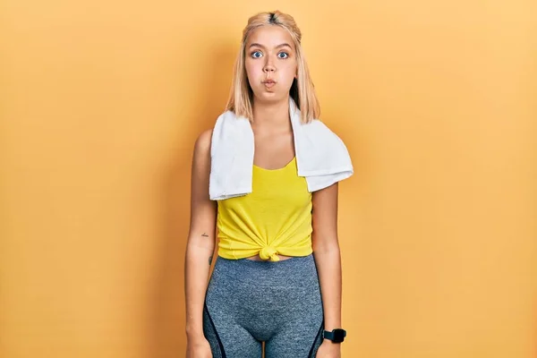 Beautiful Blonde Sports Woman Wearing Workout Outfit Puffing Cheeks Funny — Stockfoto