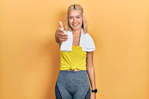Beautiful Blonde Sports Woman Wearing Workout Outfit Smiling Friendly Offering — Stockfoto