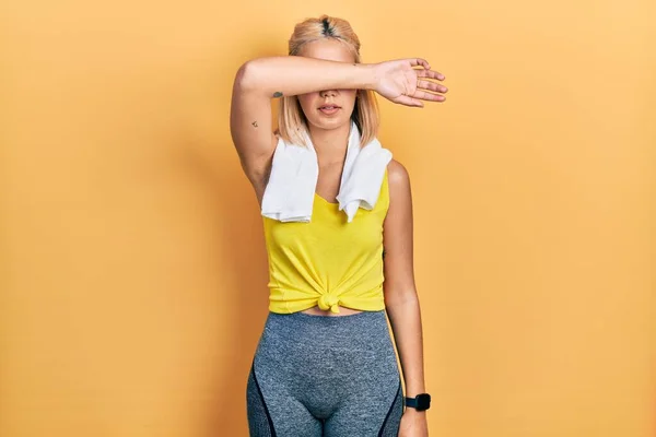 Beautiful Blonde Sports Woman Wearing Workout Outfit Covering Eyes Arm — Φωτογραφία Αρχείου