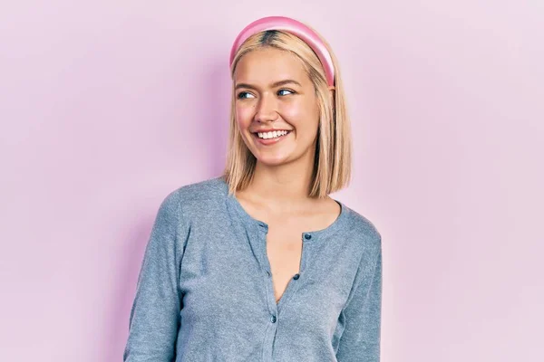Beautiful Blonde Woman Standing Pink Background Looking Away Side Smile — Photo