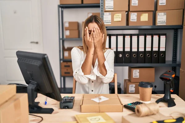 Giovane Donna Bionda Che Lavora Alla Piccola Impresa Commerce Con — Foto Stock