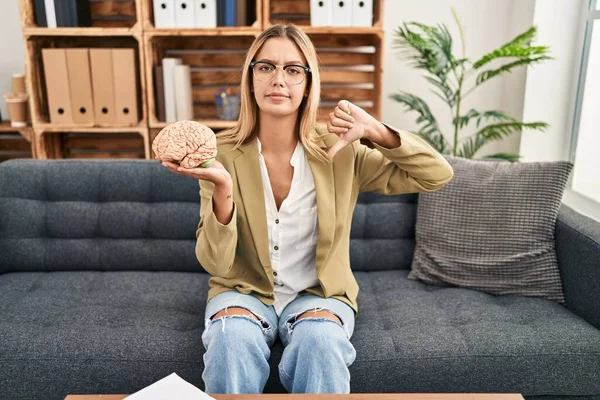 Jonge Blonde Vrouw Werkt Therapie Kantoor Met Een Boos Gezicht — Stockfoto