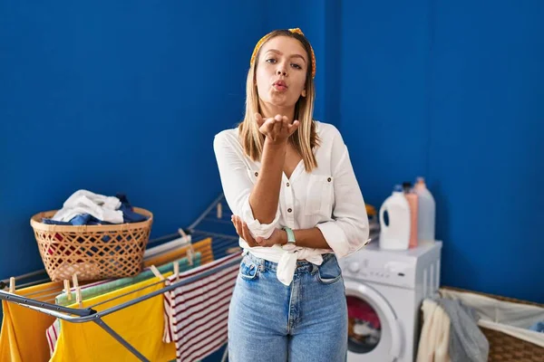 Junge Blonde Frau Der Waschküche Die Die Kamera Blickt Und — Stockfoto