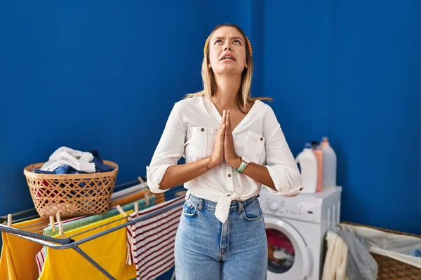 Junge Blonde Frau Der Waschküche Bettelt Und Betet Mit Händen — Stockfoto