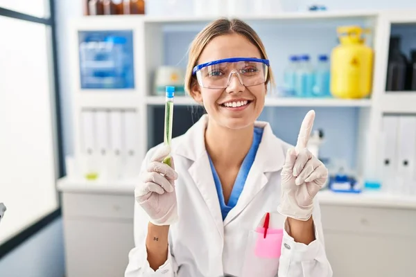 Laboratuvarda Çalışan Genç Sarışın Kadın Elinde Bir Fikir Soruyla Gülümseyen — Stok fotoğraf