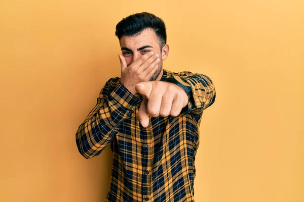 Молодий Іспаномовний Чоловік Повсякденному Одязі Сміється Над Вами Вказуючи Пальцем — стокове фото