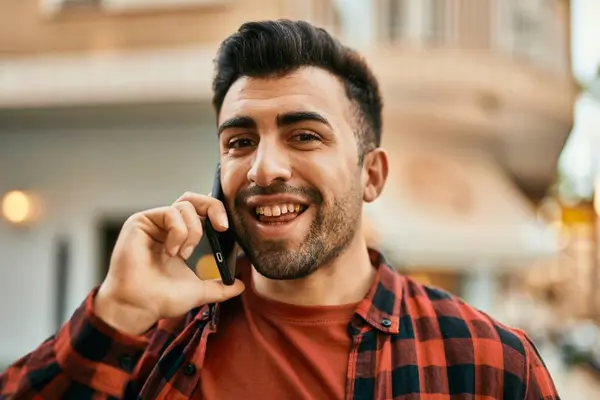Junger Hispanischer Mann Lächelt Fröhlich Auf Dem Smartphone Der Stadt — Stockfoto