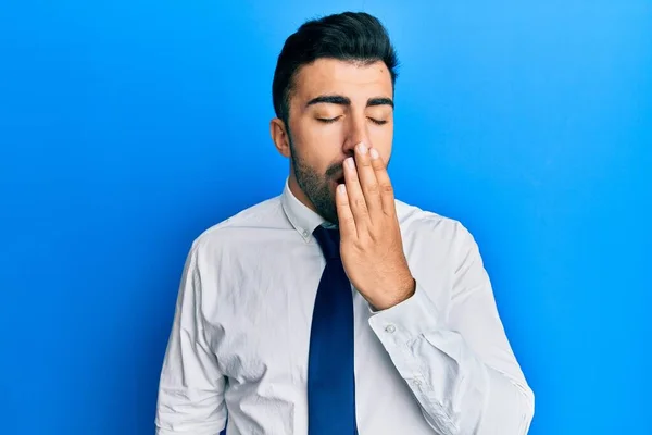 Giovane Uomo Ispanico Che Indossa Abiti Lavoro Annoiato Sbadigliando Stanco — Foto Stock