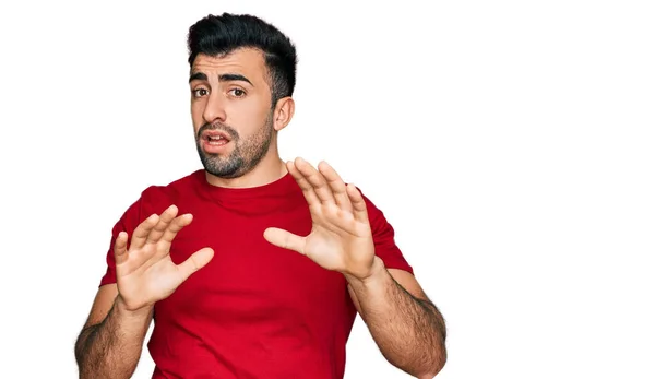Hispanic Man Med Skägg Bär Casual Röd Shirt Rädd Och — Stockfoto