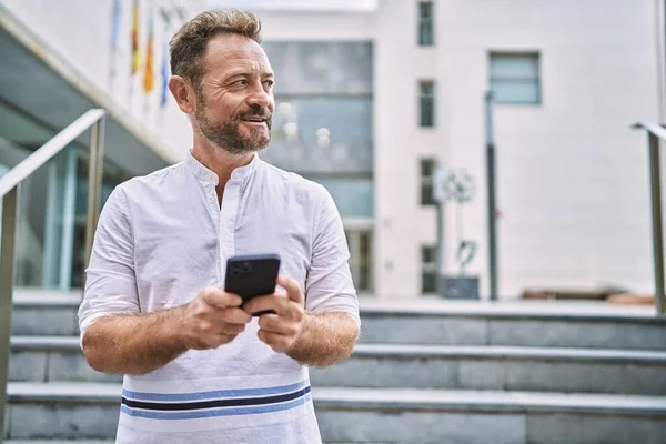Middle Age Man Using Smartphone City — Stock Photo, Image