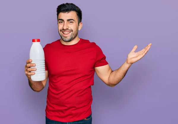 Spaanse Man Met Baard Met Liter Fles Melk Vieren Overwinning — Stockfoto