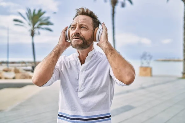 Medelålders Man Lyssnar Musik Vid Havet — Stockfoto