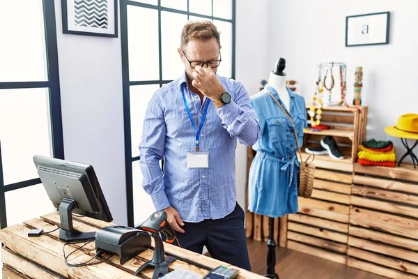 Orta yaşlı bir adam perakende mağazasında yönetici olarak çalışıyor. Burun ve gözler sürtünmekten yoruldu. Yorgunluk ve baş ağrısı hissediyordu. Stres ve hüsran kavramı. 