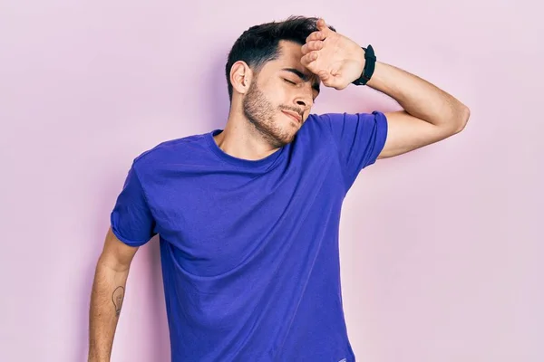 Jovem Hispânico Vestindo Camiseta Casual Que Estende Para Trás Cansado — Fotografia de Stock