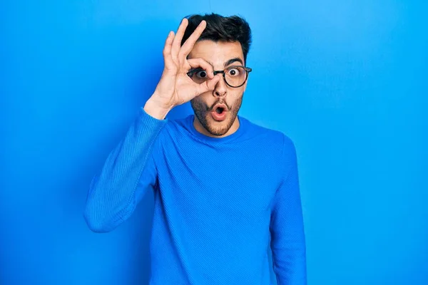 Jonge Latijns Amerikaanse Man Casual Kleding Bril Doet Gebaar Geschokt — Stockfoto