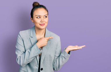 Avucunun içini gösteren genç İspanyol kız gülümseyerek yan tarafa bakıyor ve düşünüyor.. 