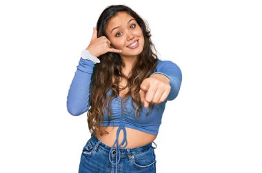 Gündelik kıyafetler giyen, gülümseyen, telefonda konuşan ve seni işaret eden genç İspanyol kız. Ara beni.. 