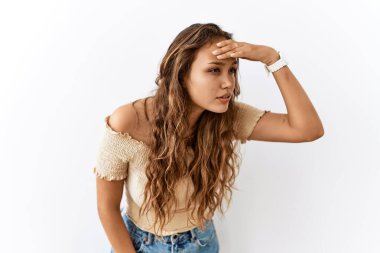 Güzel İspanyol kadın tek başına ayakta dikilirken arka plan çok mutlu ve gülümsüyor. arama kavramı. 