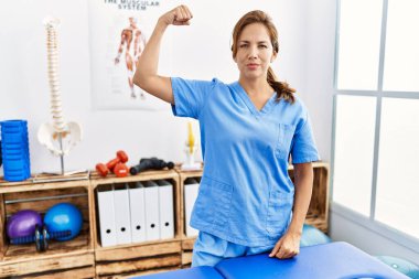 Orta yaşlı İspanyol fizyoterapist. Ağrı kesici kliniğinde çalışıyor. Kol kası gösteren güçlü, kendinden emin ve gururlu biri. 