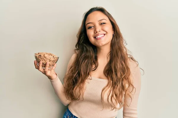 Menina Hispânica Jovem Comendo Cereais Integrais Saudáveis Olhando Positivo Feliz — Fotografia de Stock