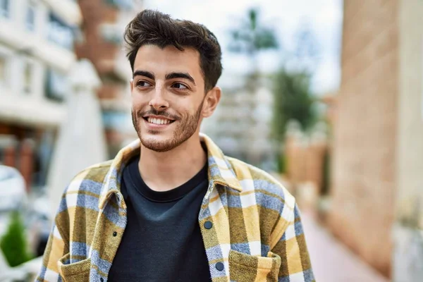 Schöner Hispanischer Mann Lächelt Glücklich Und Zuversichtlich Die Stadt — Stockfoto