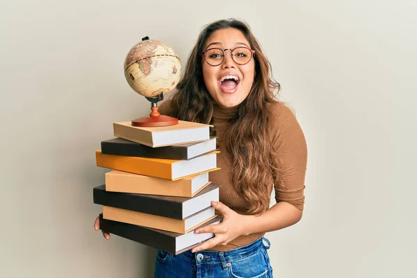 Молодая Латиноамериканка Изучающая Географию Празднует Безумство Удивляется Успеху Открытыми Глазами — стоковое фото