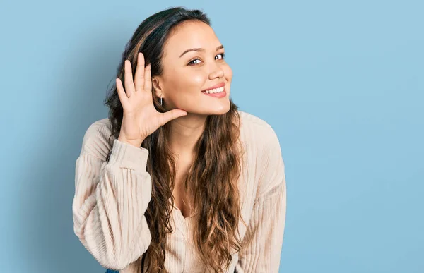 Jeune Fille Hispanique Portant Des Vêtements Décontractés Souriant Avec Main — Photo