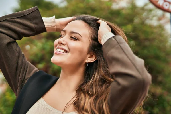 Joven Mujer Hispana Sonriendo Feliz Pie Ciudad — Foto de Stock