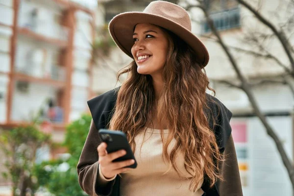 Şehirde akıllı telefon kullanan genç İspanyol turist kadın..