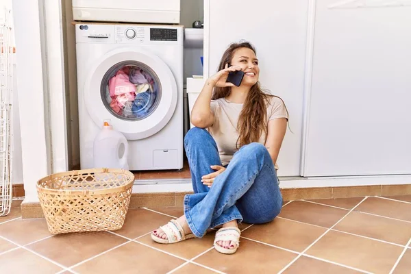 Genç Spanyol Kız Akıllı Telefonda Konuşuyor Evde Çamaşır Makinesini Bekliyor — Stok fotoğraf