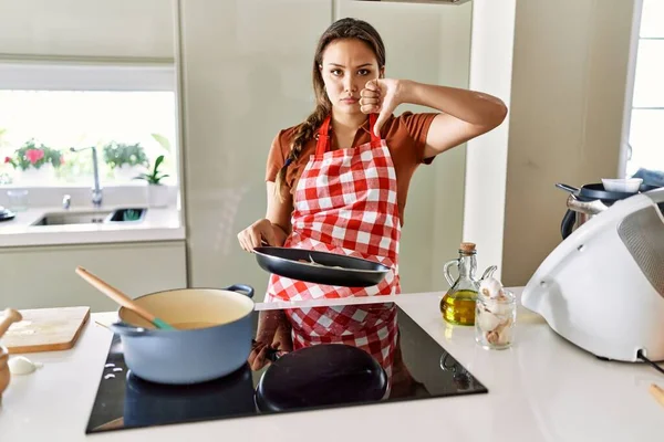 Linda Jovem Morena Vestindo Avental Cozinhar Cozinha Com Rosto Irritado — Fotografia de Stock