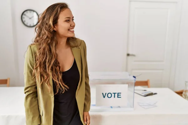 Beautiful Hispanic Woman Standing Political Campaign Room Looking Away Side — Stock Photo, Image