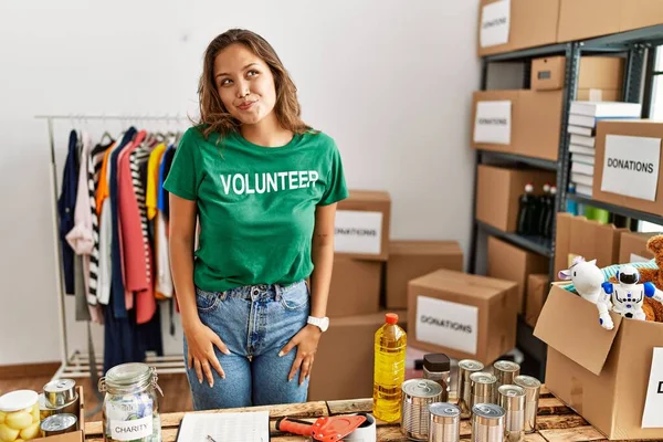 Bağışta Gönüllü Tişört Giyen Güzel Spanyol Kadın Gülümseyip Yan Tarafa — Stok fotoğraf