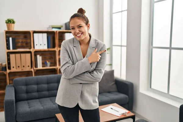 Joven Mujer Hispana Trabajando Oficina Consulta Sonriendo Alegre Señalando Con —  Fotos de Stock