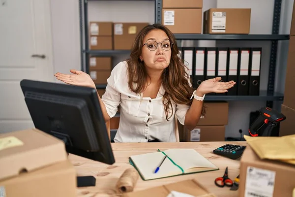 Jonge Latijns Amerikaanse Vrouw Werkt Bij Kleine Bedrijven Commerce Onwetende — Stockfoto