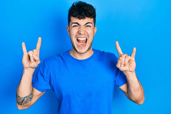 Young Hispanic Man Wearing Casual Blue Shirt Shouting Crazy Expression — Stok Foto