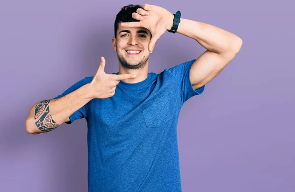 幸せな顔をした手や指でフレームを作る笑顔のカジュアルなTシャツを着た若いヒスパニック系の男 創造性と写真の概念 — ストック写真