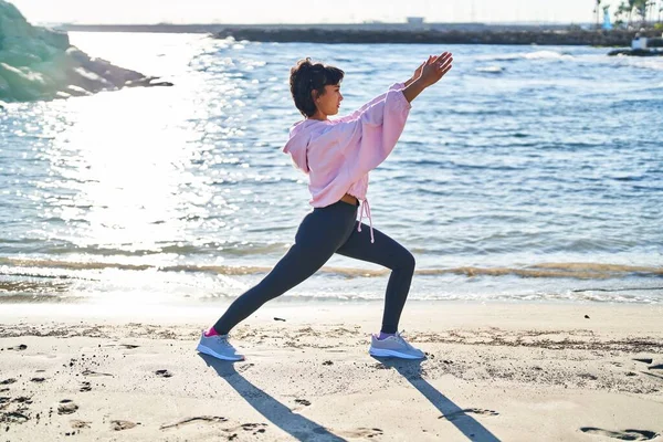 Mujer Joven Entrenando Ejercicio Yoga Pie Junto Mar — Foto de Stock